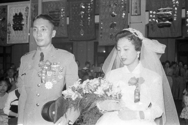 1956年4月14日，擊落第一架米格機的空軍英雄孫嗣文上尉與女友姜文珠日共結連理，圖為兩人儷影。圖／聯合報系資料照片