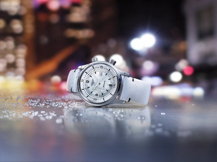 新款Longines浪琴表Legend Diver復刻傳奇潛水腕錶，兼具了柔美、動感與閃耀。圖 / 浪琴表提供