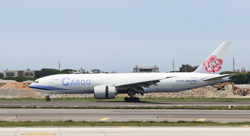 華航777貨機將「CARGO」字樣上的「C」中放入台灣圖像，卻因此無法派飛中國大陸與香港，三月新貨機交機，暗地裡把「C」字夾藏的台灣圖形拿掉。記者黃仲明／攝影