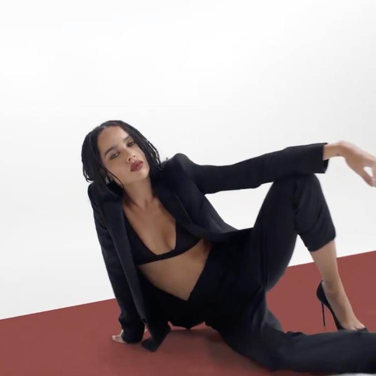 柔伊克拉維茲拍攝了一組YSL唇膏的廣告，在影片中以性感黑色胸罩搭配黑色西裝褲裝，...