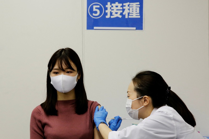 除了打疫苗保護自己，日本公衛學者指出，避免「一人倒、全家病」，只靠消毒、口罩是不夠的。路透