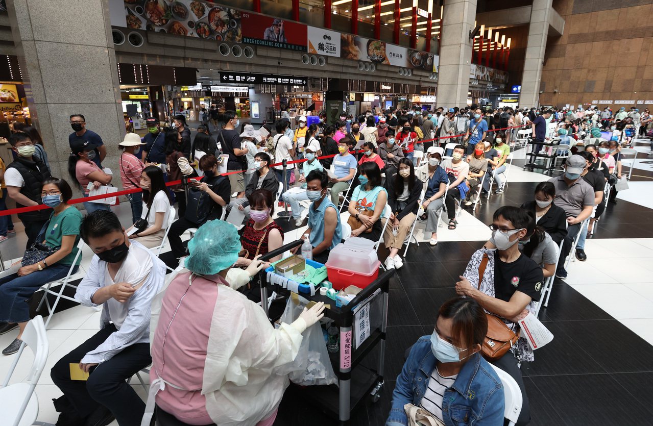 國內疫情持續升溫，許多外籍人士與本國居民到台北車站大廳接種新冠肺炎疫苗。記者林澔一／攝影