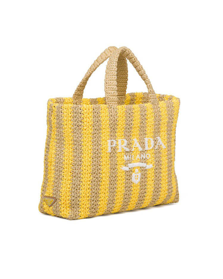 獨家商品-拉菲亞草編織手提包，64,000元。圖／PRADA提供