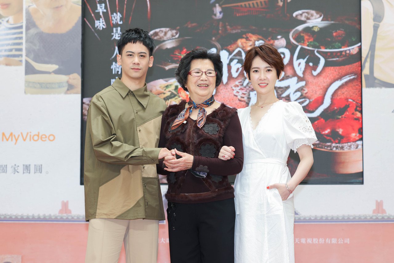 李淳（左起）、王滿嬌、孫可芳為「洞裡的月亮」宣傳。記者吳致碩/攝影