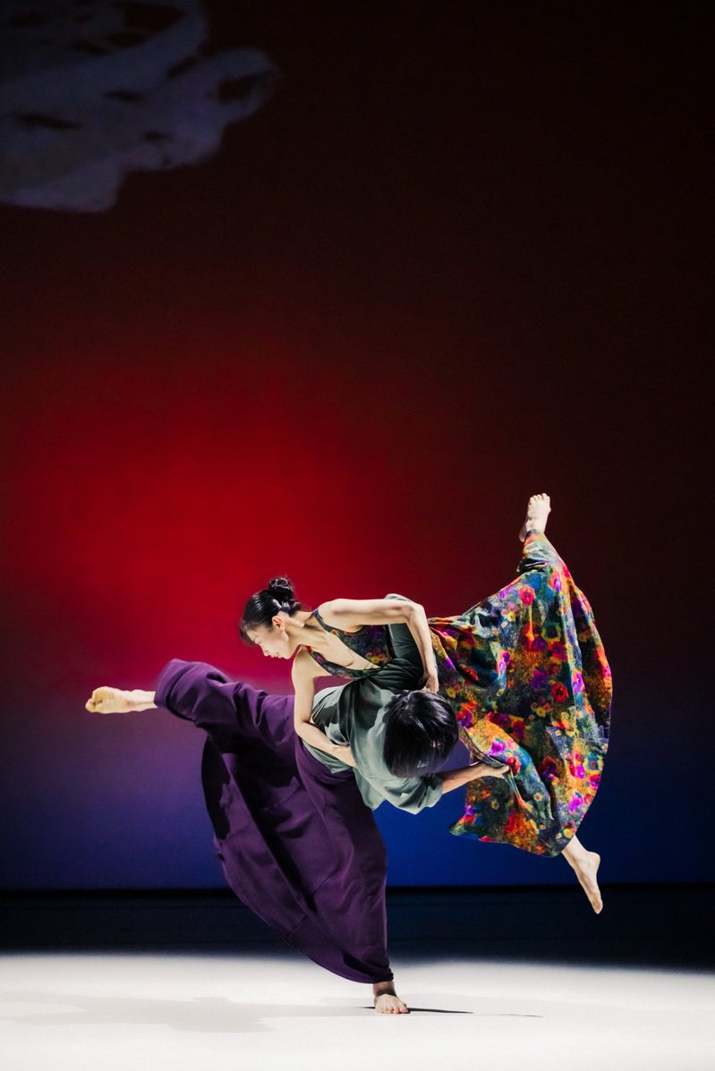 雲門舞集推出新作品「霞」，本月30日、5月1日在台中國家歌劇院大劇院登場。圖／
雲門基金會提供