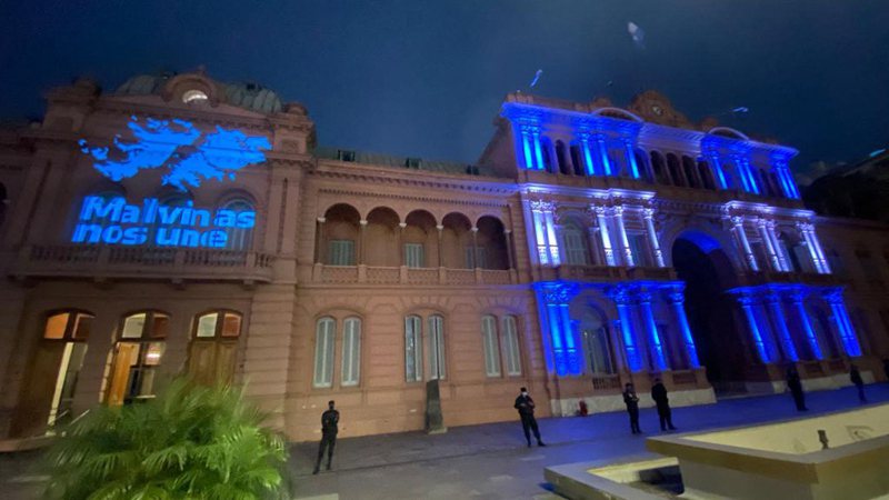藍色想望 阿根廷總統府外牆二日以國旗上的天空藍投射福克蘭群島影像，配上文字「馬爾維納斯讓我們團結」。（法新社）