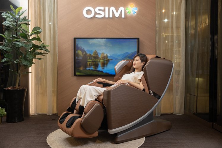 OSIM減壓養身椅，主打可監測身體壓力指數，並獨創「深呼吸訓練」程式，早鳥價14...