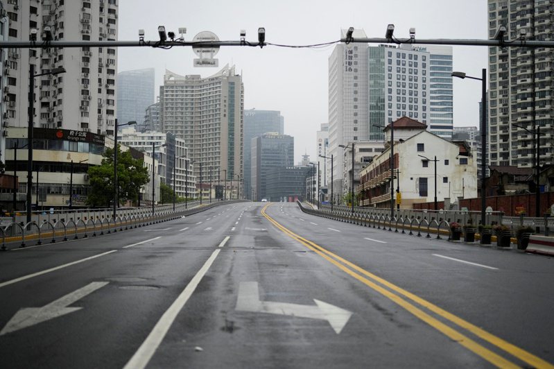 根據CNN財經新聞報導，從商業與金融、貿易與物流，以及製造與科技等三層面來看，上海封城抗疫正在威脅全球經濟。圖為封城期間空蕩冷清的上海街景。路透
