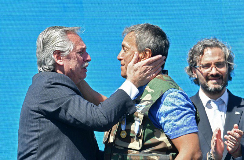 二日是福克蘭戰爭四十周年，阿根廷總統費爾南德斯（左）在紀念儀式上擁抱一名老兵。（法新社）