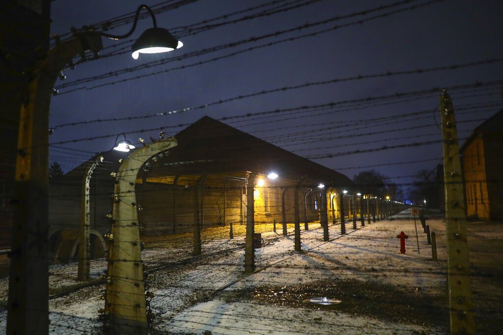 圖為入夜後的奥斯威辛－比克瑙德國納粹集中營博物館（Auschwitz-Birkenau Memorial And Museum）。 圖／美聯社