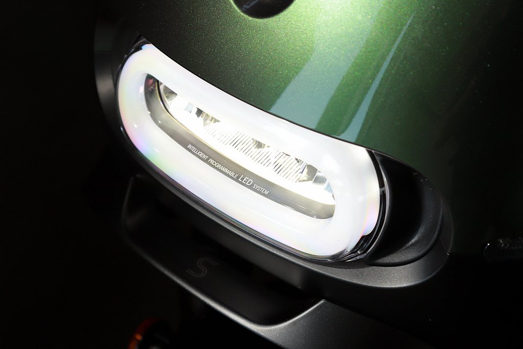 Gogoro SuperSport換裝Class-D等級LED頭燈，為目前品牌中...