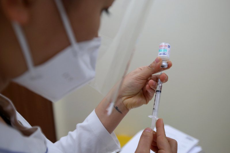 越南「与病毒共存」迄今已满一年，图为医护人员准备疫苗的画面。欧新社(photo:UDN)