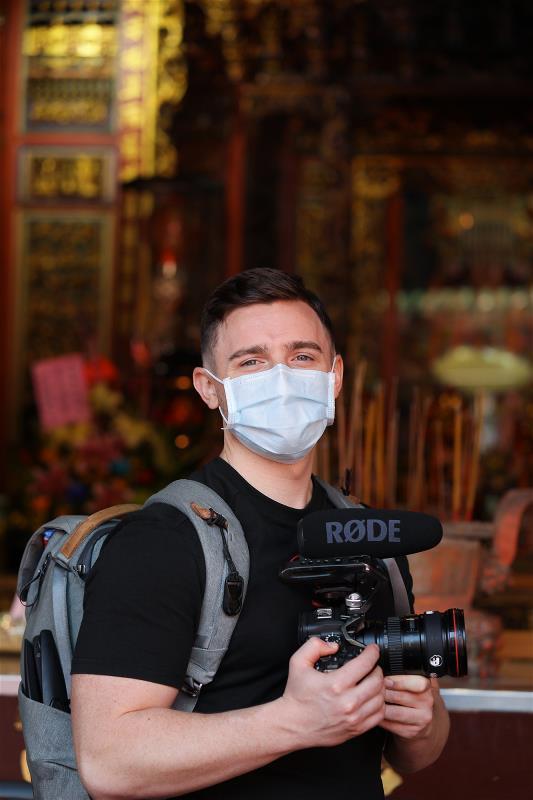 小貝是「一人團隊」，五年多來已經拍攝400多部影片，主題多為台灣景點、美食與文化。 （林格立攝）