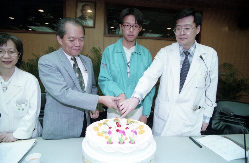 1997年4月15日台大醫院引進「雙雨傘裝置」與「螺旋線圈」等醫材進行開放性動脈管治療。圖為醫師張美惠（左一）、呂鴻基（左二）、第一百位痊癒患者丁崇文（左三）與小兒心臟外科主治醫師王主科（左四）。圖／聯合報資料照片