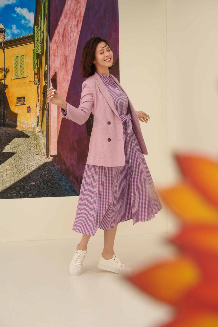 劉品言演繹MAX&Co.薰衣草紫格紋襯衫式洋裝14,900元、西裝外套2...