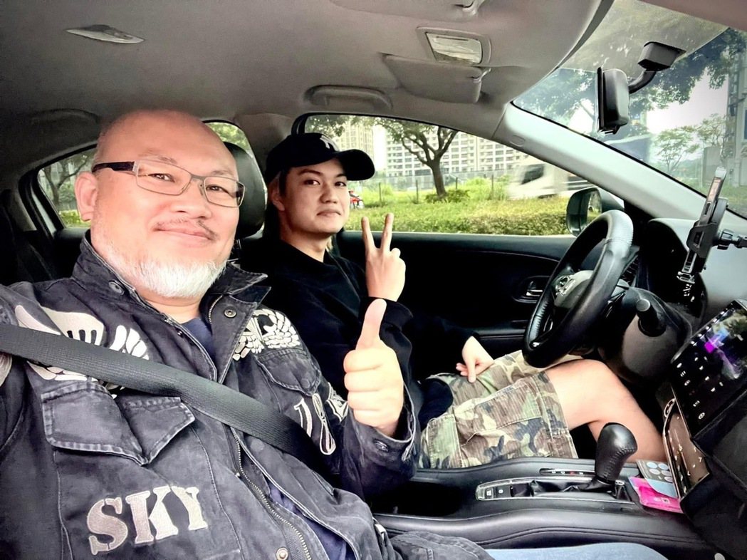 劉亮佐(左)與影帝帥兒劉子銓一起開車上大學，一個教書，一個讀書，話題多。圖／摘自臉書