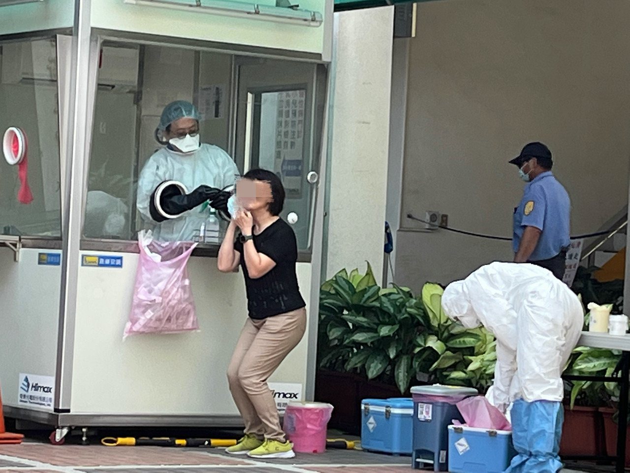 台南市衛生局傳出有員工PCR陽性，衛生局林森辦公室今天全面清消、匡列260人快篩。記者邵心杰／攝影
