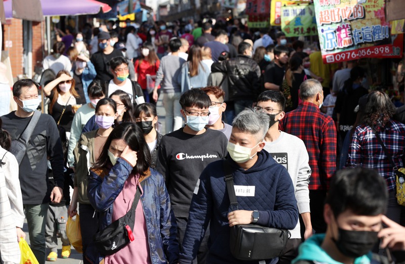 台灣已逐步走向與病毒共存之路，專家表示，NPI措施（戴口罩、勤洗手、保持社交距離）已經到了極限，後續第一線醫療將成為疫情主戰場。示意圖。圖／聯合報系資料照片