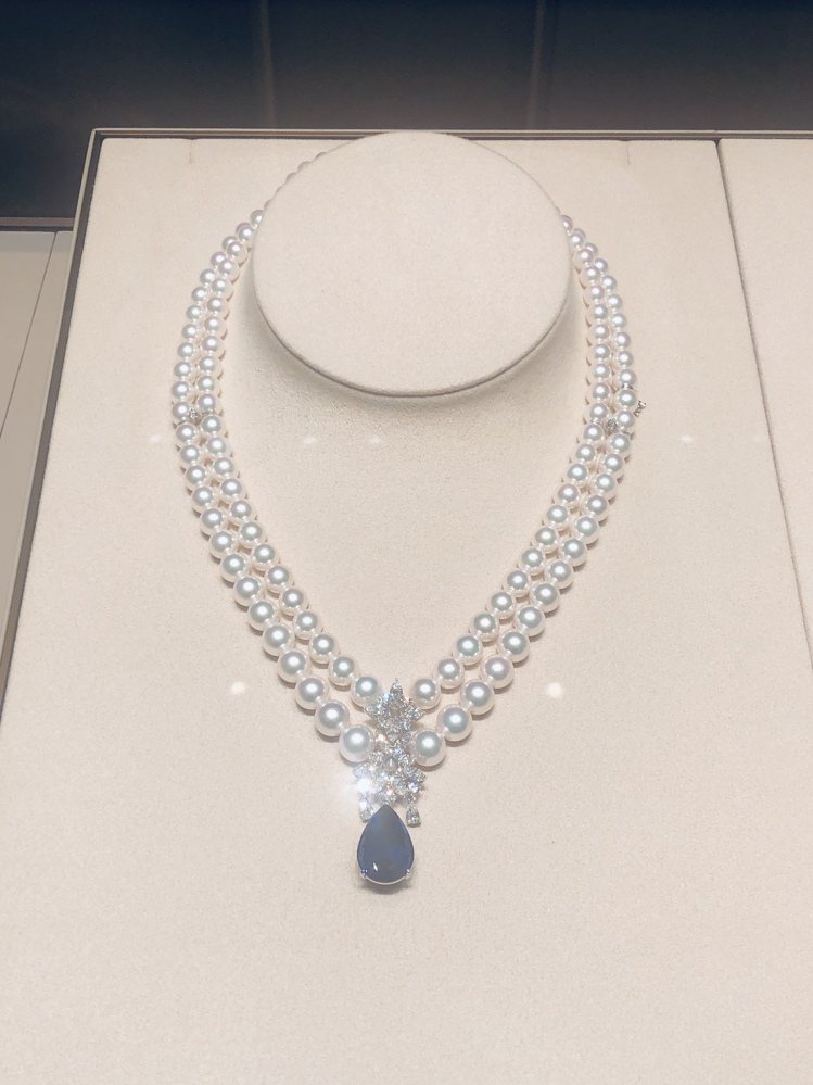 炎亞綸在MIKIMOTO台北101店上相中一條鑲嵌丹泉石為主石的鑽石珍珠項鍊，單...