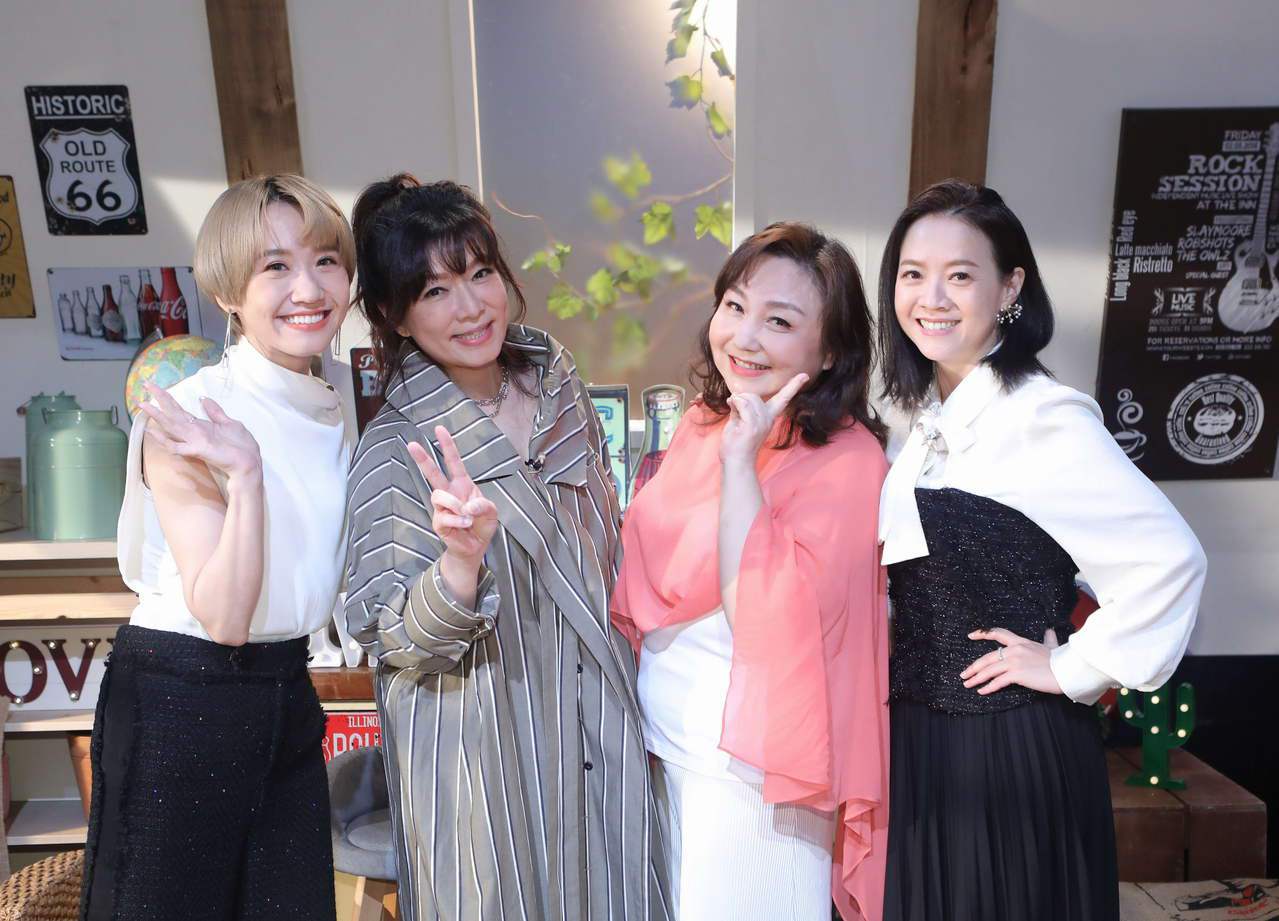 Lulu(左起)、趙詠華、鄭怡、曾寶儀分享女人心事。圖／公視提供