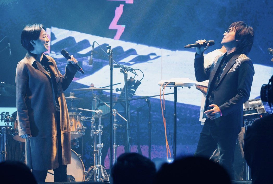 黃韻玲（左）與姚可傑合唱「台北的天空」。圖／台北流行音樂中心提供