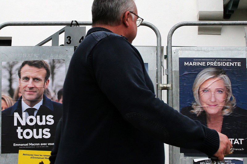 法國大選4月10日第一輪投票結束，現任總統馬克宏（圖後左）僅以4點多個百分點領先極右派候選人雷朋（圖後右），兩人鹿死誰手，猶未可知。美聯社