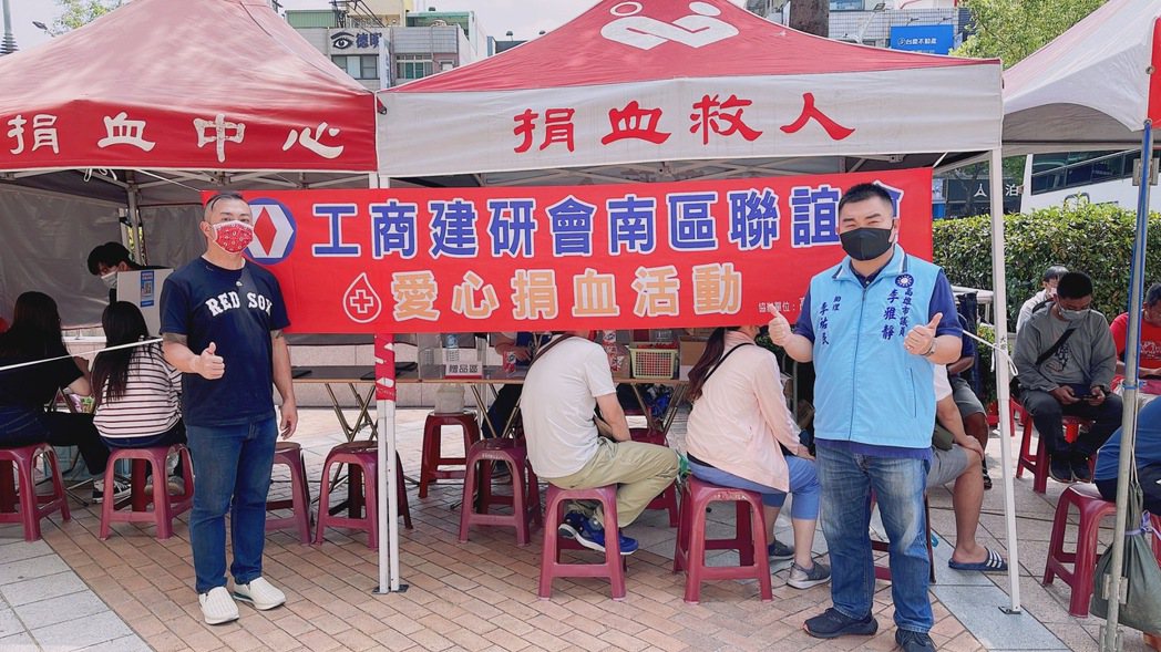 同時，張育晟(左)也致謝鳳山市議員李雅靜服務單位贊助礦泉水予捐血民眾和工作人員，...