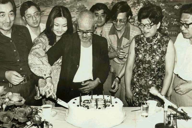 1971年04月16日，鄉土民謠歌手陳達（中）在朋友的圍繞下，度過了72歲生日。圖／聯合報系資料照片