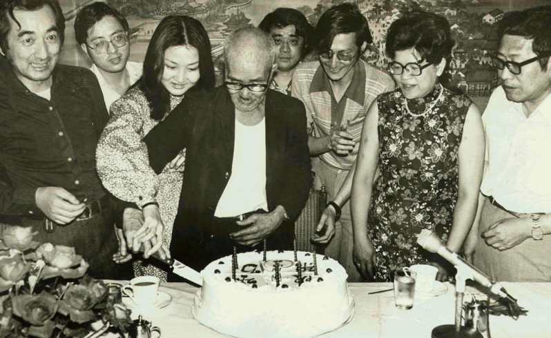 1971年04月16日，鄉土民謠歌手陳達（中）在朋友的圍繞下，度過了72歲生日。圖／聯合報系資料照片