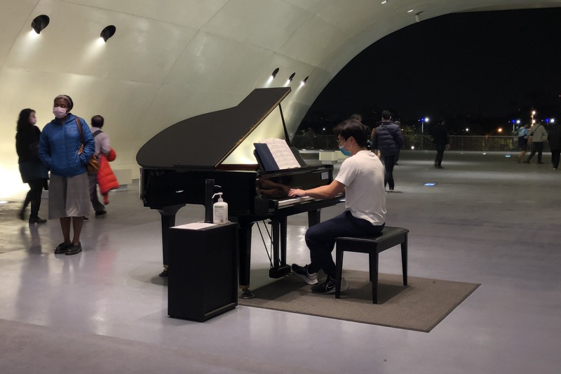 高雄衛武營藝文中心「榕樹廣場」公共空間設有一台平台式公共鋼琴，從早到晚都可見不分年齡民眾來此彈琴，成為衛武營最美風景之一，也產生不少動人故事。記者何定照／攝影