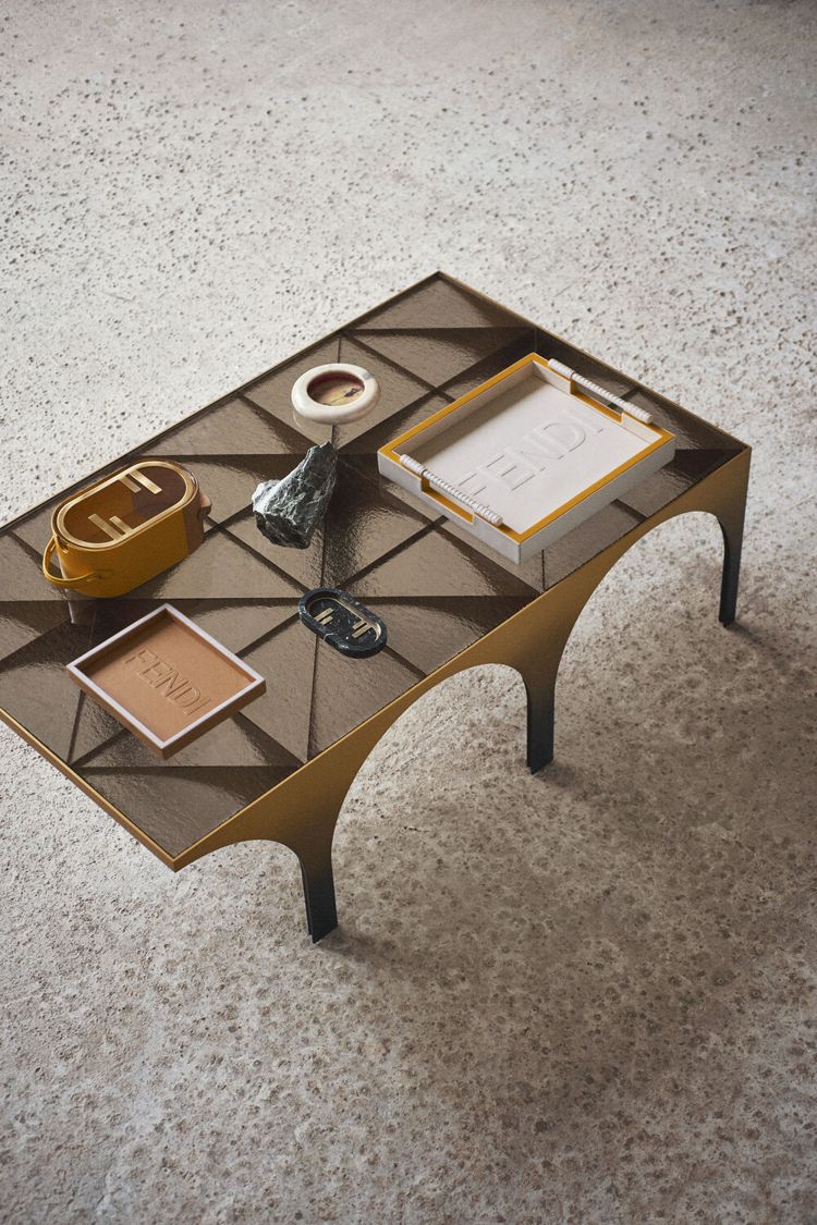 Metropolis咖啡桌是義大利設計師Atelier Oï的作品，靈感來自品牌...