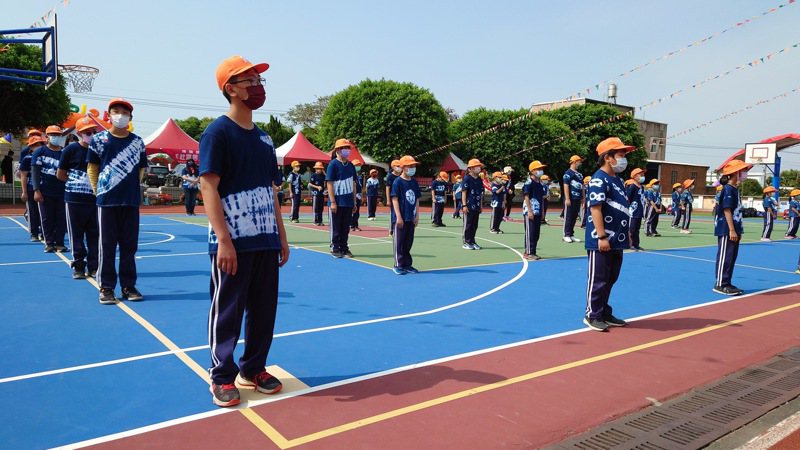 彰化縣大湖國小學生穿著自染的藍布衫，每件花色不同。記者簡慧珍／攝影