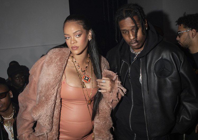 A$AP Rocky（右）和蕾哈娜即將迎接孩子誕生，卻被造謠分手。（美聯社資料照...