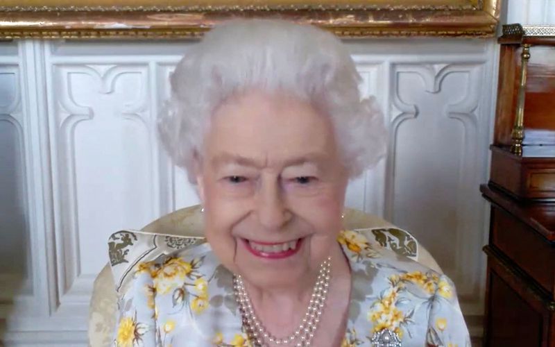 白金汉宫10日发布的照片显示，英国女王伊丽莎白二世在温莎堡透过视讯，为皇家伦敦医院「伊丽莎白女王部」揭幕。 法新社(photo:UDN)