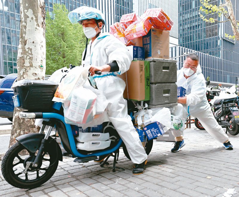 上海封城已逾二周，為解決「買菜難」的民怨，各大保供企業正強化物流配送。（新華社）