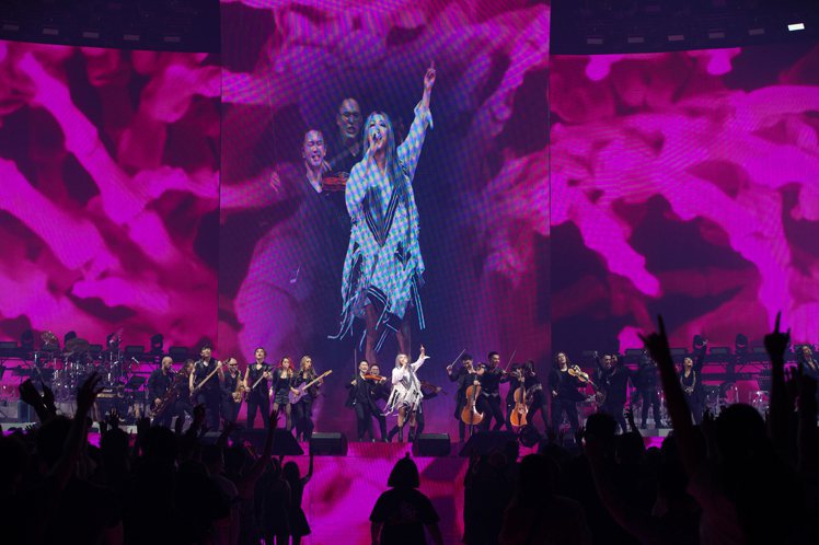 張惠妹在「ASMR」世界巡演獻唱「渴了」、「三天三夜」等嗨歌。圖／聲動娛樂提供