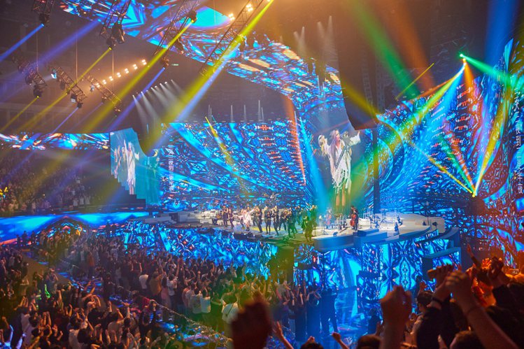 張惠妹「ASMR」世界巡演的燈光五光十色，燦爛炫目。圖／聲動娛樂提供