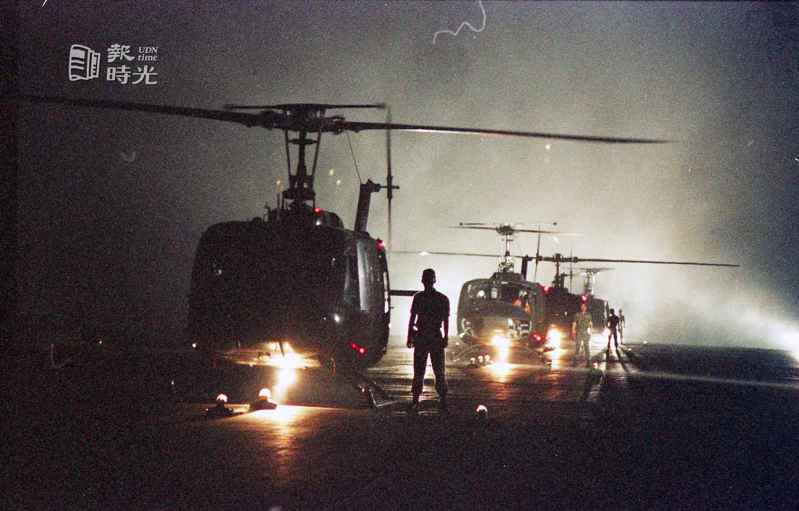 圖說：新片「報告班長第二集」，十六日凌晨在濃霧彌漫的中壢龍潭營區，藉由軍方出動的十輛野戰直升機和大隊軍力支援。日期：1988/5/16。攝影：陳炳坤。來源：聯合報
