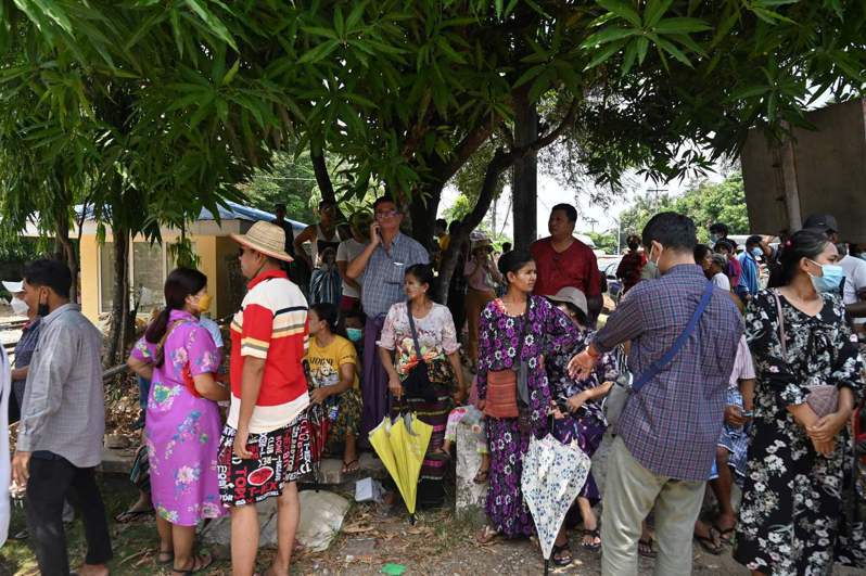 緬甸軍政府今天為慶祝佛教新年釋放約1600名囚犯，許多民眾在音山監獄（Insein Prison）前等待。 圖／法新社