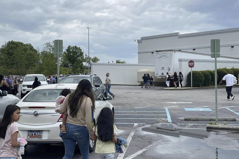美国南卡罗莱纳州郊外的一间购物中心16日下午爆发枪击案，根据警方说法目前有10人中弹受伤、其中2人伤势较严重。美联社(photo:UDN)