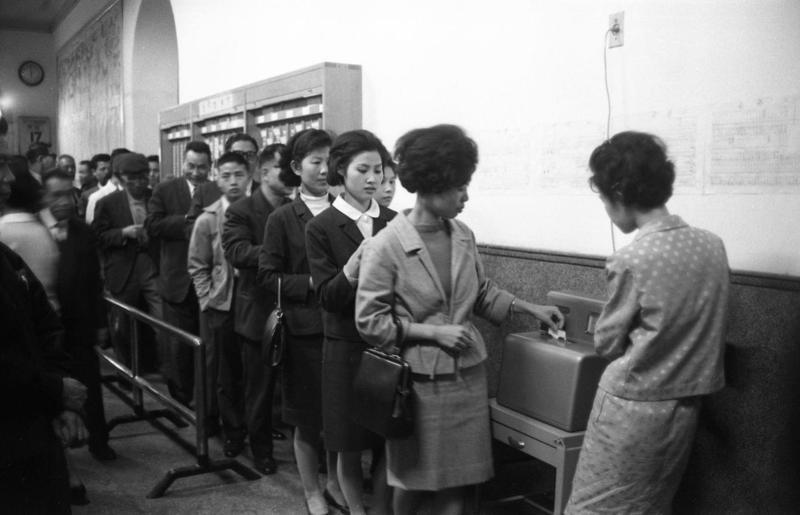 1967年04月17日，台北市政府第一天實施打卡鐘制度。圖／聯合報系資料照片
