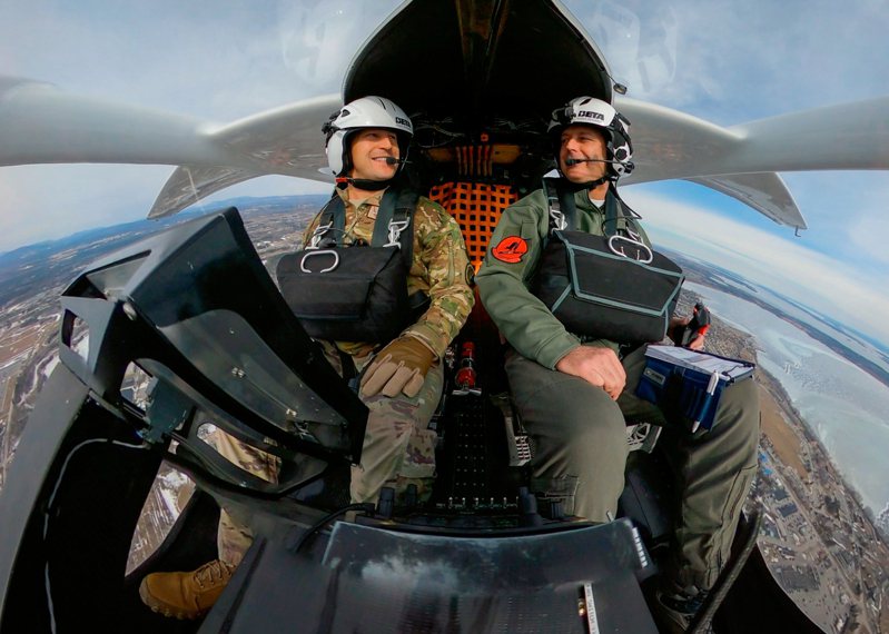 兩名空軍飛行員3月9日完成電動飛機Alia的試飛，不用燃油、沒有碳排、無需跑道。圖／取自貝塔科技