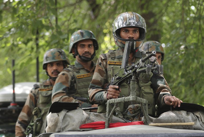 印度目前在其控制的喀什米爾地區駐紮約50萬軍人。美聯社