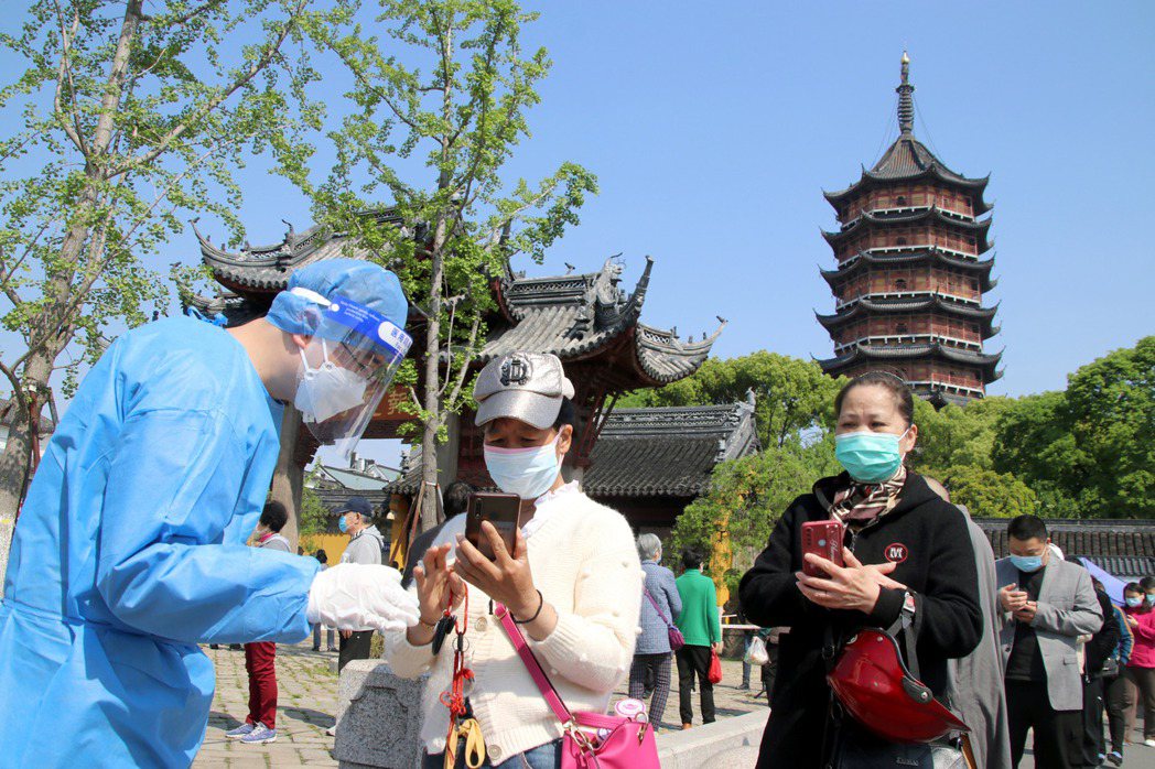 4月17日，市民在江蘇蘇州市姑蘇區平江街道北寺塔核酸檢測點有序參加核酸檢測採樣。 圖／新華社