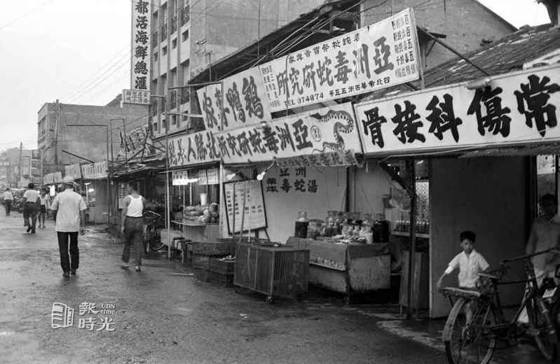 圖說：台北市華西街廿八日有多條毒蛇「脫困」，行蹤不明造成居民一陣驚慌。圖為附近小吃攤位照。日期：1971/7/28、攝影：徐燦雄。來源：聯合報