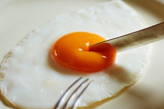 蛋白、蛋黃分開煎 半熟太陽蛋不黏鍋不燒焦有秘訣