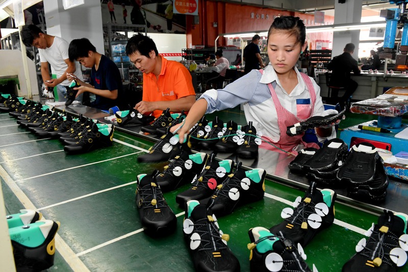 莆田一家鞋業有限公司的工人在生產線上工作。新華社