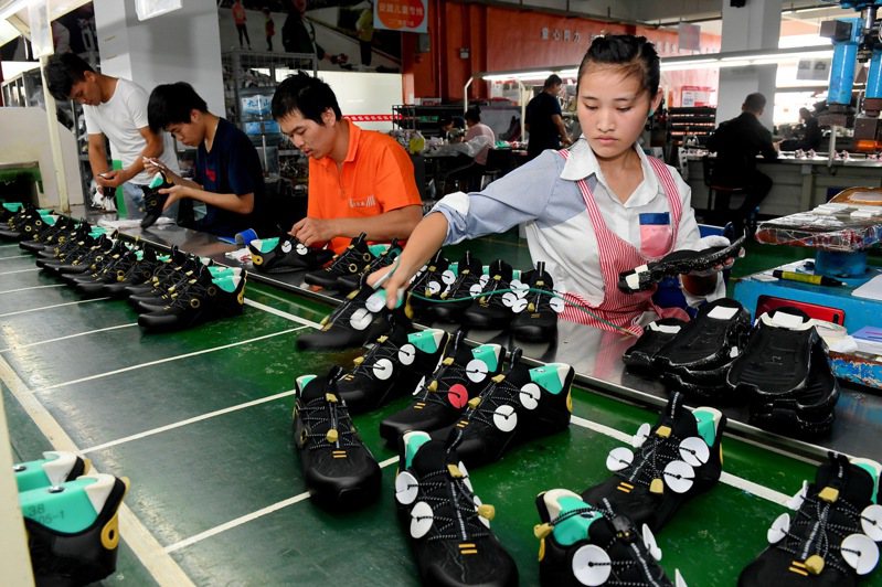 莆田一家鞋業有限公司的工人在生產線上工作。新華社