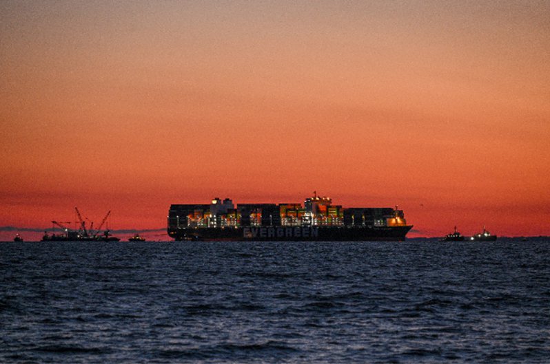 長榮海運旗下貨櫃船長程輪3月13日晚間在美國維吉尼亞州切薩皮克灣擱淺後，終於脫困並重新浮起。 美聯社