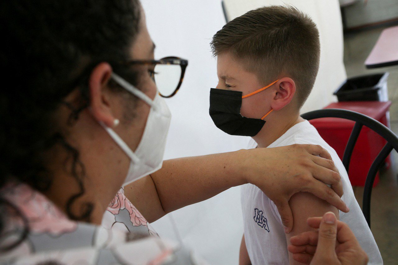 COVID-19疫情嚴峻，衛福部食藥署昨日通過授權莫德納疫苗適用於6至11歲兒童，其實世界多國早有先例。路透社